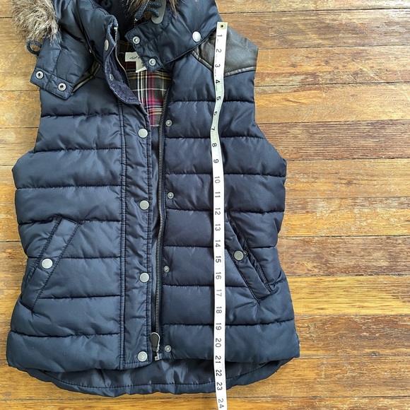 Navy puffer vest - Picture 10 of 14